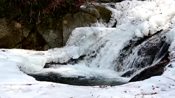 Nahaufnahme Eines Kleinen Wasserfalls Osogovo Gebirge Nordmakedonien — Stockvideo