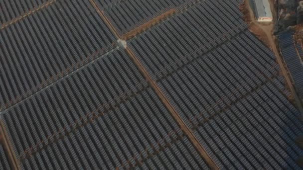 太陽光発電所の空中ドローン映像 — ストック動画