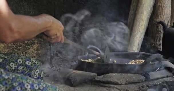 Belo Café Tradicional Assar Fogo Uma Maneira Antiga Ubud Bail — Vídeo de Stock