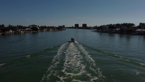 Una Vista Aérea Una Lancha Motor Navegando Canal Treasure Island — Vídeos de Stock