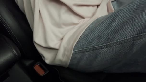 Uma Foto Close Uma Garota Carro Colocando Cinto Segurança Antes — Vídeo de Stock