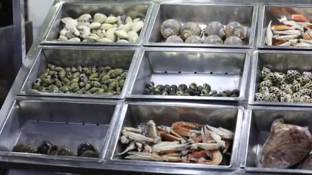 Verschillende Soorten Zeevruchten Slakken Krab Benen Een Markt — Stockvideo