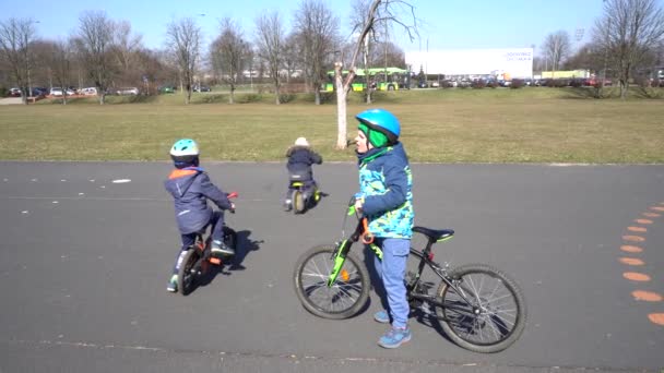 Algunos Niños Montan Bicicletas Una Gran Área Asfalto Parque Jan — Vídeo de stock