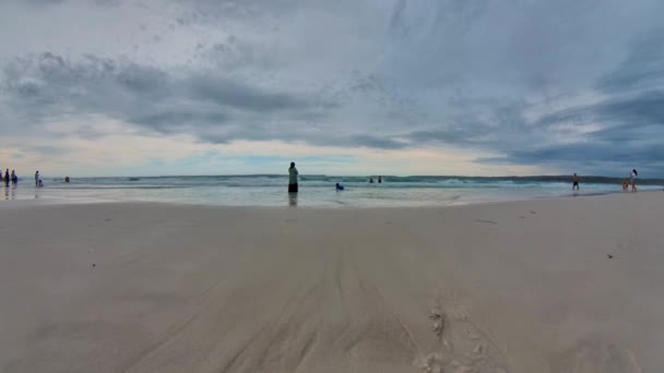 Пляж White Sands Hyams Beach Заливе Джервис Австралии Темными Облаками — стоковое видео
