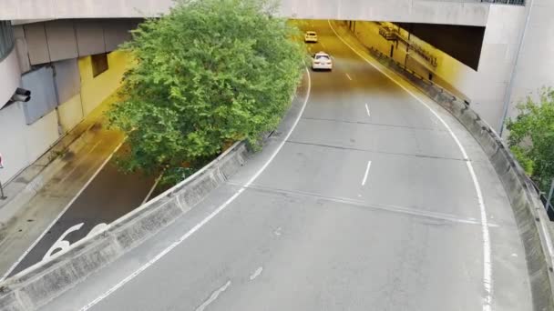 Tünelden Çıkan Kalabalık Caddelerde Giden Arabaların Görüntüsü — Stok video