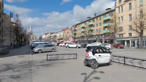 Orebro Şehir Merkezindeki Yaya Bölgesinde Küçük Bir Turistik Elektrikli Araba — Stok video