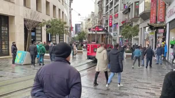トルコのイスタンブールの混雑した通りを通る赤いトラムの4K映像 — ストック動画