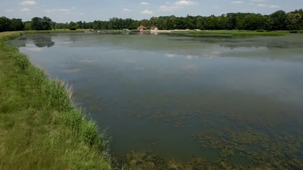 Letecký Záznam Jezera Venkově Domy Stromy Břehu Jezera — Stock video