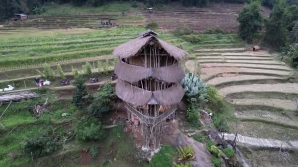Widok Drona Bambusowej Chaty Umieszczonej Pięknym Krajobrazie Tajlandii — Wideo stockowe