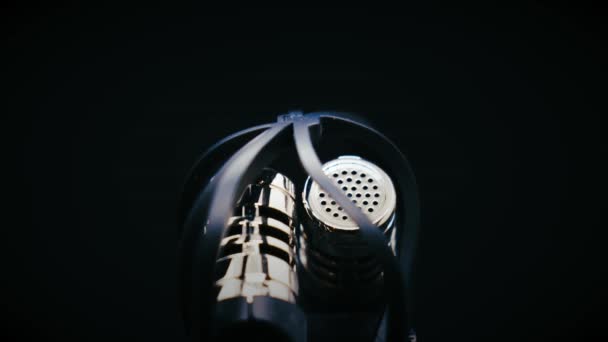 Gros Plan Microphone Portable Sur Fond Noir — Video