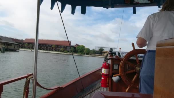 Walt Disney World Bay Lake Met Een Magic Kingdom Boat — Stockvideo