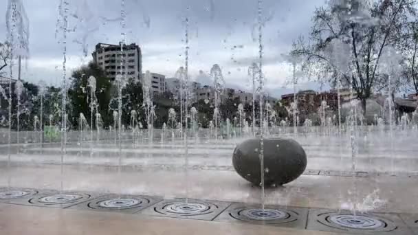 Una Hermosa Fuente Agua Moderna Barcelona España — Vídeo de stock