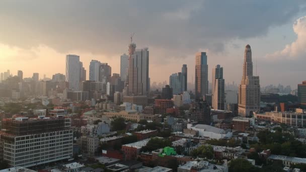 Een Antenne Uitzicht Manhattan Gebouwen Onder Een Mistige Lucht New — Stockvideo