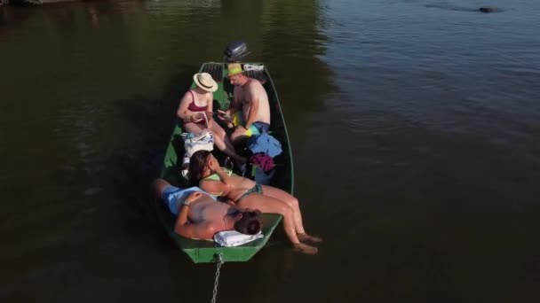 Strzał Drona Ludzi Odpoczywających Łodzi Słoneczny Dzień Nad Dunajem — Wideo stockowe