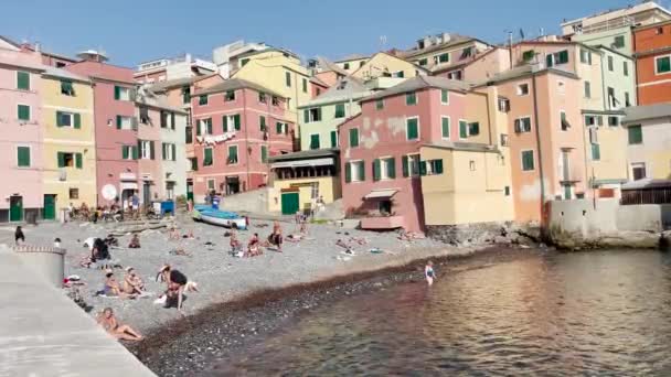 Molta Gente Prende Sole Sulla Spiaggia Del Quartiere Boccadasse Italia — Video Stock