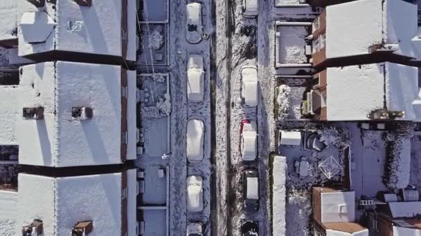 Nagranie Lotnicze Ulicy Domami Mieszkalnymi Samochodami Pokrytymi Śniegiem Wielkiej Brytanii — Wideo stockowe
