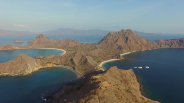 Labuan Bajo小帕达岛的鸟瞰图 — 图库视频影像