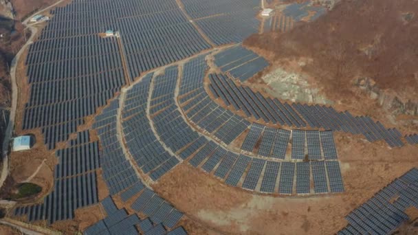 太陽光発電所の空中ドローン映像 — ストック動画
