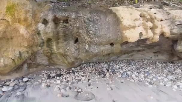 Strömendes Wasser Einer Hellgrauen Steinmauer Vorbei Eine Wasserpfütze Strand — Stockvideo