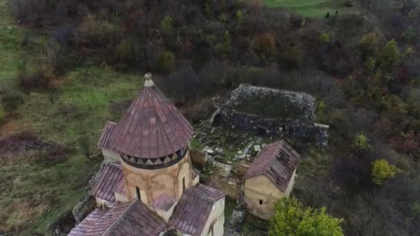 Metraje Aéreo Del Monasterio Hnevank Armenia Rodeado Exuberante Naturaleza — Vídeos de Stock