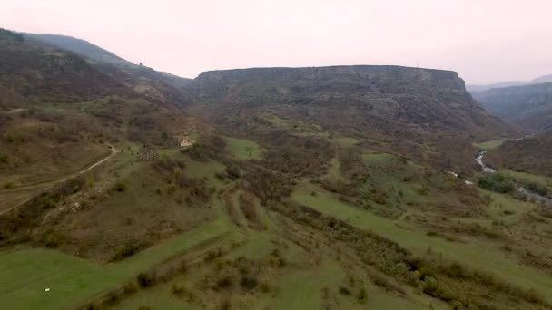 Metraje Aéreo Del Monasterio Hnevank Armenia Rodeado Exuberante Naturaleza — Vídeo de stock