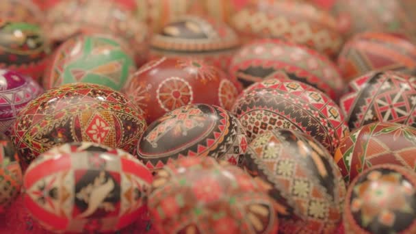 Die Nahaufnahme Der Sammlung Traditioneller Ukrainischer Ostereier Pysanka — Stockvideo