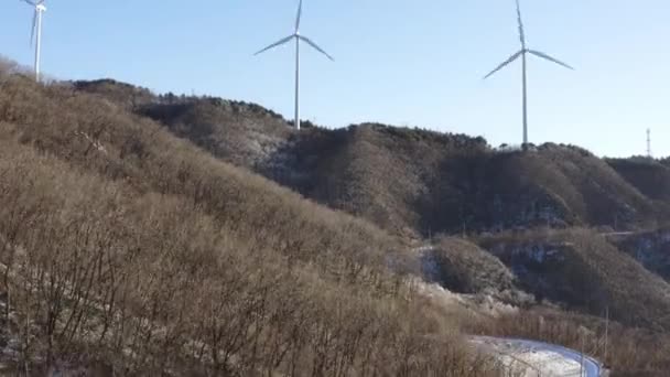 Vita Moderna Väderkvarnar Med Svarvblad Kullar Klar Himmel — Stockvideo