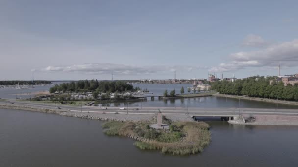 Die Stadtansicht Einer Flussstraßenbrücke Drohnenaufnahmen — Stockvideo