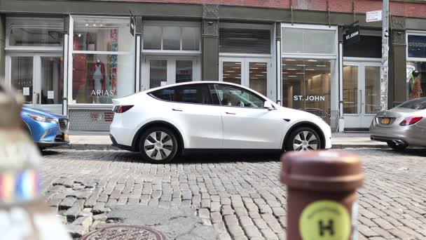 Tembakan Tesla Model Jalan Jalan New York — Stok Video