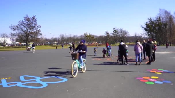 Egy Csoport Bicikliző Robogó Jan Pawla Parkban Egy Aszfaltozott Területen — Stock videók