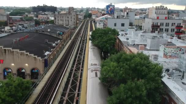 Nyc Μετρό Πετούν Πάνω Από Την Εξωτερική Ημέρα — Αρχείο Βίντεο