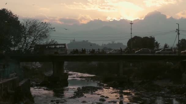 繁忙的亚洲道路上的落日 — 图库视频影像