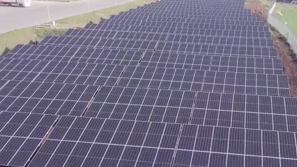 晴れた日に一般的な太陽電池パネルのインストールの美しい景色 — ストック動画