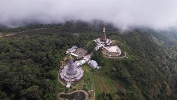 伊纳森山上多雾天气寺庙的无人驾驶图像 — 图库视频影像