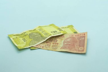 Hint parası - mavi arka planda eski ve yeni 20 rupi.