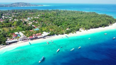 Mavi yeşil lagün ve beyaz kumlu arka planda turizm deniz kıyısı manzarası