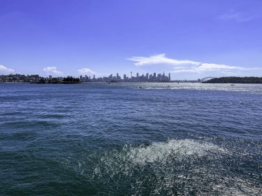Sydney Limanı manzarasının güzel bir görüntüsü, Sydney CBD deniz manzarası mavi gökyüzünün altında