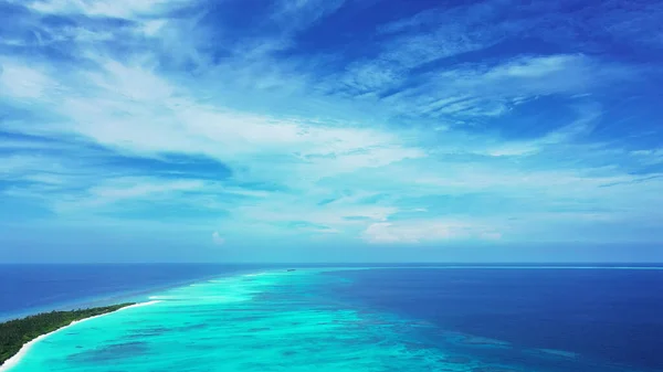 Uma Vista Aérea Oceano Azul Mágico Dia Ensolarado Verão — Fotografia de Stock