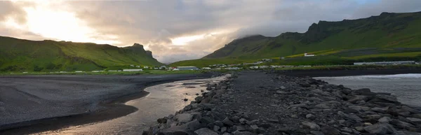 Panoramautsikt Över Floden Och Gröna Berg — Stockfoto