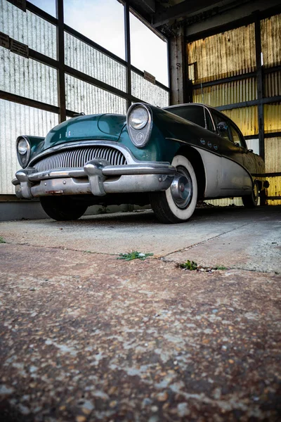 Vertical Low Angle Closeup Old Retro Car Parked Garage — Stock Photo, Image