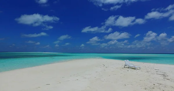 Uma Pequena Praia Areia Uma Ilha Nas Maldivas Lavada Pelo — Fotografia de Stock