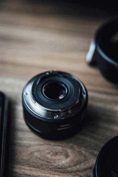 Een Close Shot Van Canon Dslr Lens Houten Achtergrond — Stockfoto