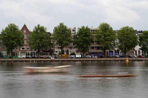 Two Fast Moving Boats Moving River Amstel Background Buildings Amsterdam — Stock Photo, Image