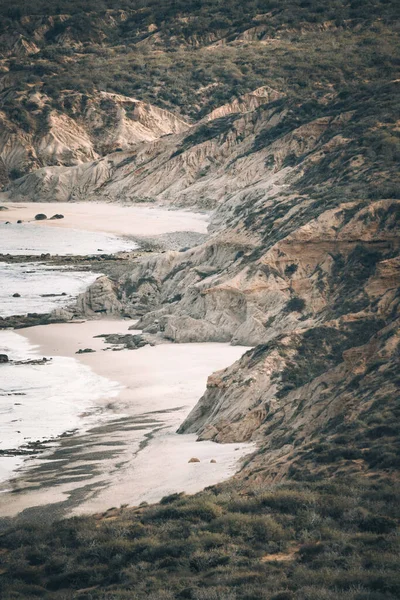 Ein Kleiner Sandstrand Meer Fuße Kleiner Felsen Auf Denen Gras — Stockfoto