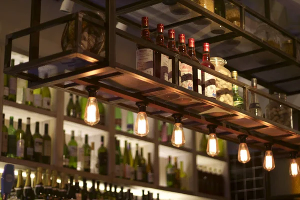 Uma Bela Foto Prateleiras Restaurante Bar Com Vinho Copos Garrafas — Fotografia de Stock