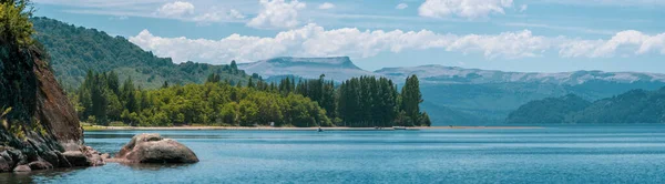 Panoramatický Výhled Moře Obklopený Vysokými Hustými Stromy Horami Pozadí — Stock fotografie