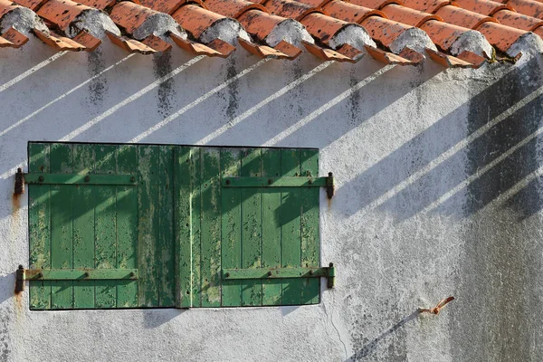 Ein Geschlossenes Holzfenster Und Schatten Vom Dach — Stockfoto