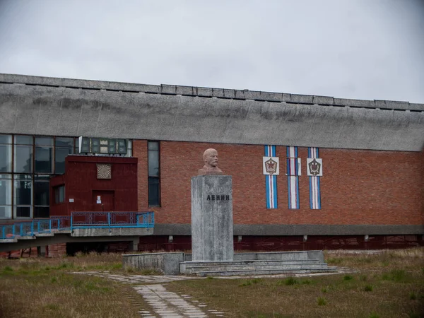 View Bust Lenin Front Abandoned Soviet Coal Mining Svalbard Spitsbergen — Stock Photo, Image