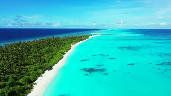 Luftaufnahme Einer Grünen Insel Vor Türkisfarbenem Meer Einem Sonnigen Tag — Stockfoto