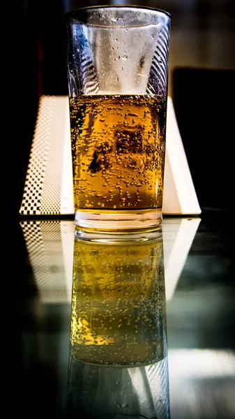 Ein Vertikaler Schuss Halbvolles Glas Energy Drink — Stockfoto